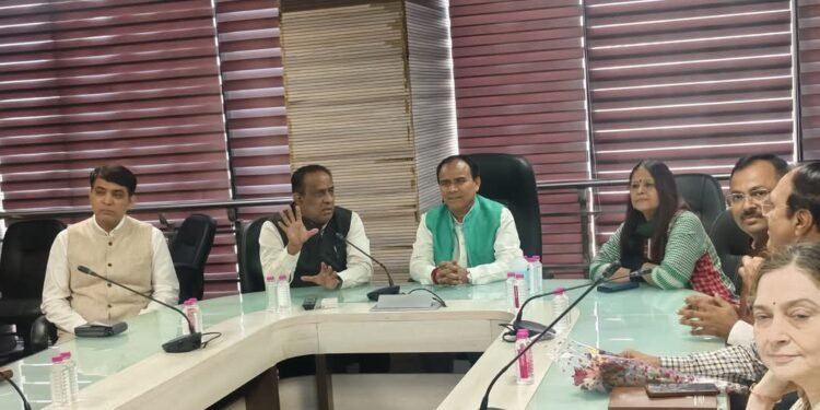 स्वास्थ्य मंत्री डॉ. रावत ने किया अहमदाबाद के चिकित्सा संस्थानों का भ्रमण,मेडिकल कॉलेज में परखी स्वास्थ्य सुविधाएं