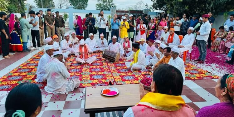 खटीमा में CM धामी ने बनाई धूमधाम से होली,थारू जनजाति के लोकनृत्य में हिस्सा लिया