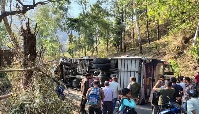 नैनीताल में वीर भट्टी के पास बस दुर्घटनाग्रस्त हुई,कई यात्रियों की जान बची