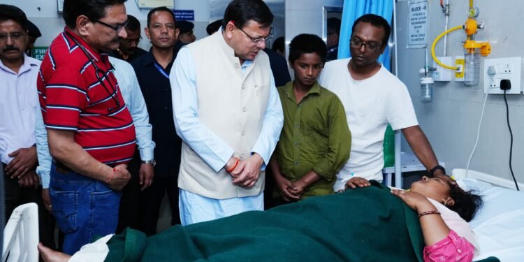 मुख्यमंत्री पुष्कर सिंह धामी ने सोमवार को कोरोनेशन अस्पताल पहुंचकर फूड प्वाइजनिंग से बीमार लोगों का हाल चाल जाना।