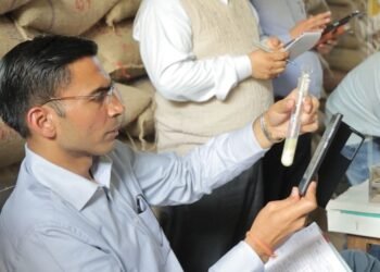 डीएम की कार्रवाईः आफत ले ही आयी।