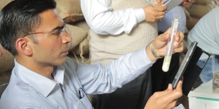 डीएम की कार्रवाईः आफत ले ही आयी।