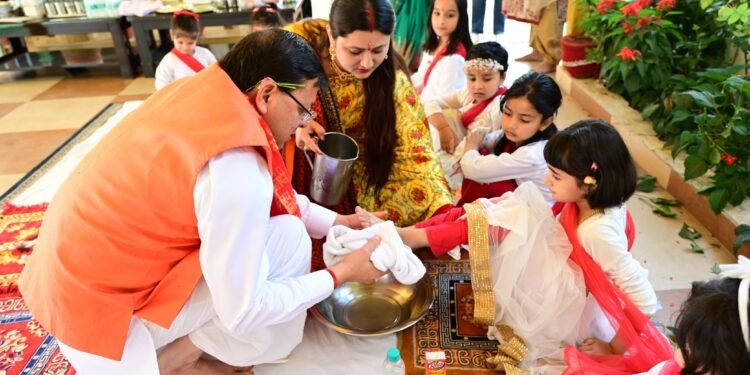 रामनवमी के अवसर पर मुख्यमंत्री ने किया कन्या पूजन।