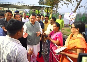 अधिकारी स्थानीय लोगों की समस्याओं का निस्तारण तत्परता से स्थानीय स्तर पर ही करे- सीएम धामी