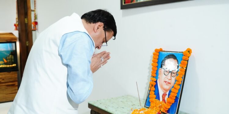 मुख्यमंत्री पुष्कर सिंह धामी ने मुख्यमंत्री आवास में डॉ. भीमराव अंबेडकर जयंती के अवसर पर भावपूर्ण स्मरण किया