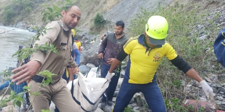 डामटा क्षेत्रांतर्गत चामी के पास वाहन हुआ दुर्घटनाग्रस्त, SDRF ने किये 03 व्यक्तियों के शव बरामद