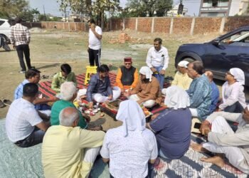 श्रीमद् भागवत कथा के आयोजन हेतु कथा स्थल पर बालाजी सेवा समिति के पदाधिकारियों ने हवन कर भूमि पूजन किया