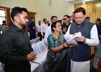 मुख्यमंत्री आवास में CM धामी ने लगाया जनता दरबार,लोगों की सुनी समस्याएं