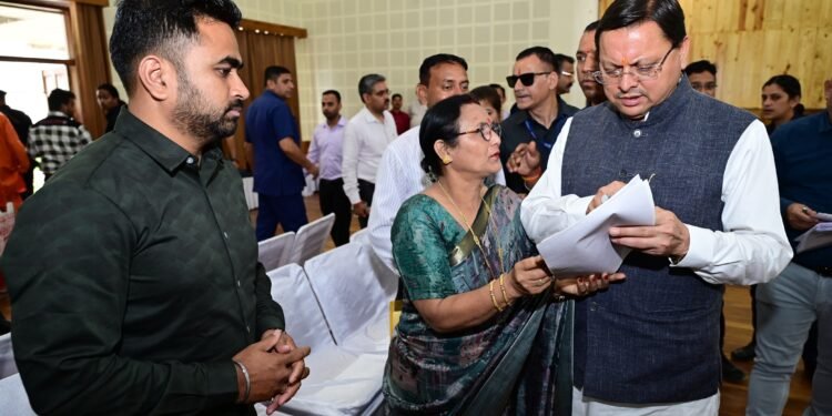 मुख्यमंत्री आवास में CM धामी ने लगाया जनता दरबार,लोगों की सुनी समस्याएं
