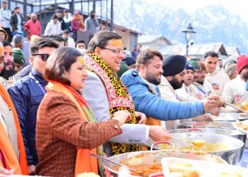 केदारनाथ में मुख्य सेवक भंडारा में मुख्यमंत्री ने श्रद्धालुओं को वितरित किया प्रसाद