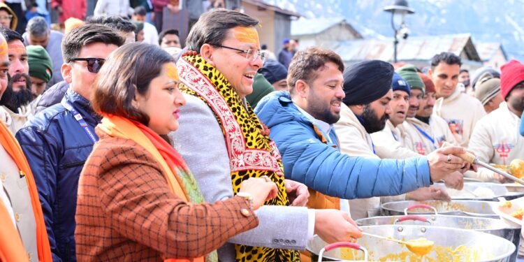 केदारनाथ में मुख्य सेवक भंडारा में मुख्यमंत्री ने श्रद्धालुओं को वितरित किया प्रसाद