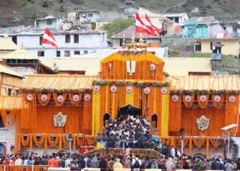 बदरीनाथ धाम के कपाट  विधि विधान के साथ  वैदिक मंत्रोच्चार के साथ ग्रीष्मकाल के लिए खोल दिए गए