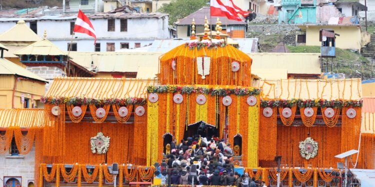 बदरीनाथ धाम के कपाट  विधि विधान के साथ  वैदिक मंत्रोच्चार के साथ ग्रीष्मकाल के लिए खोल दिए गए