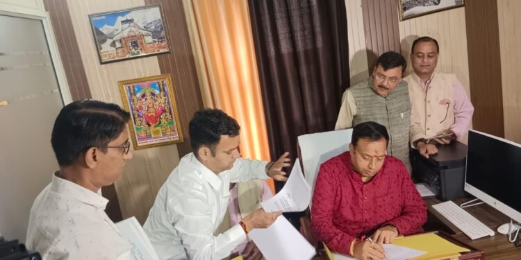 नव‌नियुक्त बीकेटीसी अध्यक्ष हेमंत द्विवेदी तथा उपाध्यक्ष विजय कपरवाण ने कार्यभार ग्रहण किया