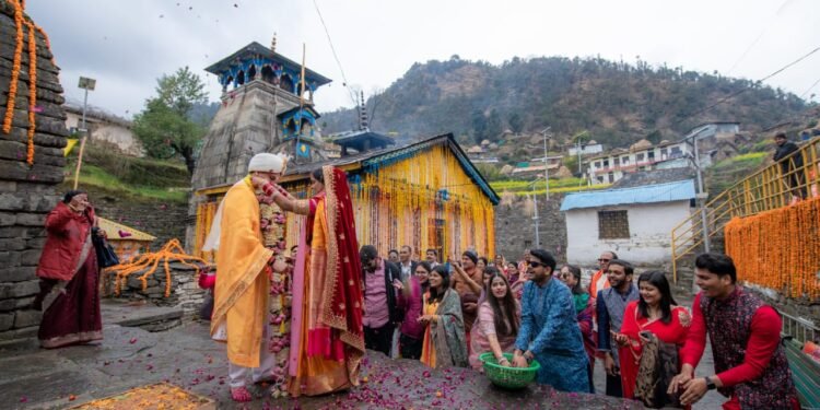 त्रिजुगीनारायण में शादी के लिए दुनिया भर से आ रहे हैं जोड़े