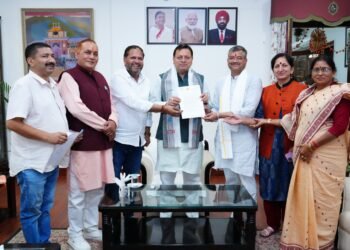 मुख्यमंत्री पुष्कर सिंह धामी से मेयर सौरभ थपलियाल सहित विभिन्न नगर पालिका अध्यक्षों ने मुलाक़ात की