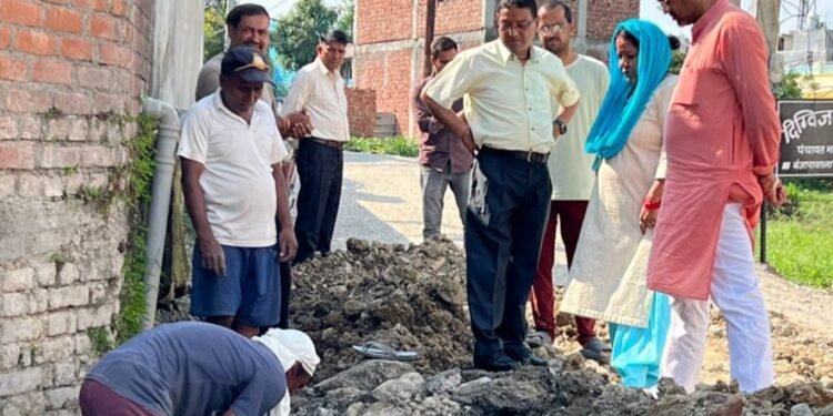 मेयर सौरभ थपलियाल ने किया बंजारावाला क्षेत्र का निरीक्षण, अधिकारियों को व्यवस्था सुधारने के निर्देश के