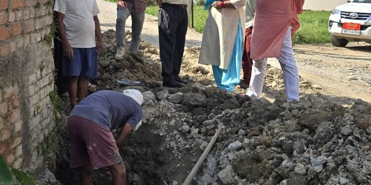 मेयर सौरभ थपलियाल ने किया बंजारावाला क्षेत्र का निरीक्षण, अधिकारियों को व्यवस्था सुधारने के निर्देश के