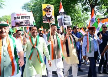  शौर्य सम्मान तिरंगा यात्रा का ऐतिहासिक आगाज, सैनिकों के सम्मान में जुटे हजारों लोग