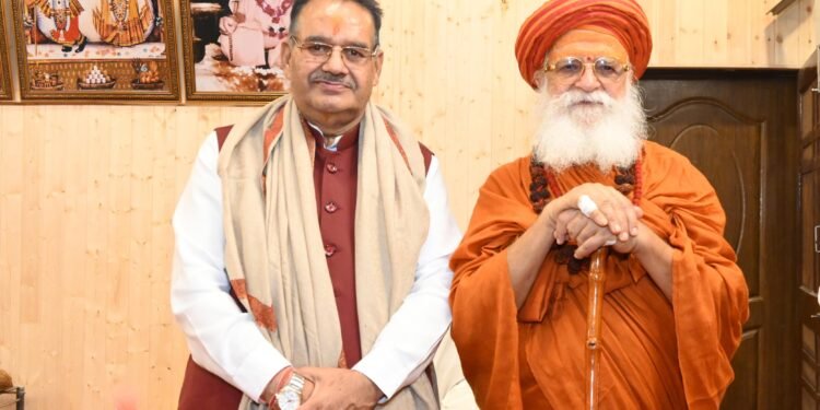 कैबिनेट मंत्री गणेश जोशी ने कार्ष्णि स्वामी गुरुशरणानंद महाराज का लिया आशीर्वाद