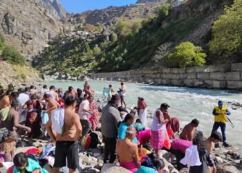 माणा गांव में शुरु हुआ पुष्कर कुंभ, दक्षिण भारत के श्रद्धालुओं ने लगाई आस्था की डुबकी