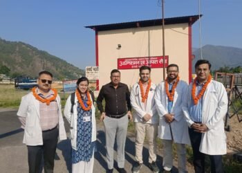 श्री महंत इन्दिरेश अस्पताल के डाॅक्टर मरीजों की सेहत का हाल जानने चोपर से पहुंचे कर्णप्रयाग