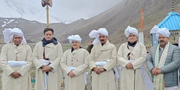 केंद्रीय स्वास्थ्य मंत्री जीपी नड्डा ने पिथौरागढ़ में ली वाइब्रेंट विलेज योजना के कार्यों की जानकारी, जवानों से की भेंट