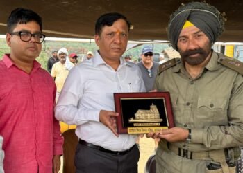 सनी देओल से मिले उत्तराखंड फिल्म विकास परिषद के सीईओ बंशीधर तिवारी, बॉर्डर 2 के सेट पर हुई सकारात्मक चर्चा