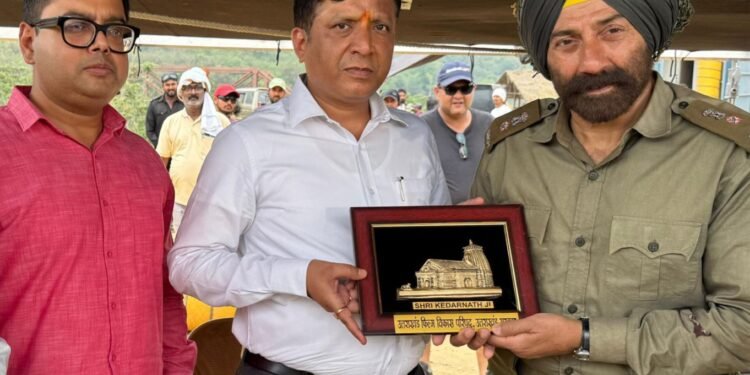 सनी देओल से मिले उत्तराखंड फिल्म विकास परिषद के सीईओ बंशीधर तिवारी, बॉर्डर 2 के सेट पर हुई सकारात्मक चर्चा