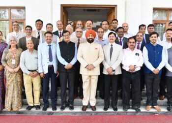 विश्वविद्यालयों के कुलपतियों के साथ आयोजित बैठक में राज्यपाल एवं कुलाध्यक्ष लेफ्टिनेंट जनरल गुरमीत सिंह (से नि) ने प्रतिभाग किया