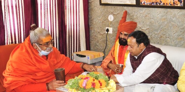 भगवान बदरीविशाल के दर्शन को पहुंचे शंकराचार्य स्वामी वासुदेवानंद सरस्वती महाराज