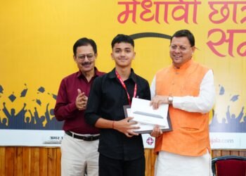 मुख्यमंत्री पुष्कर सिंह धामी ने मुख्यमंत्री आवास में मेधावी छात्रों को किया सम्मानित