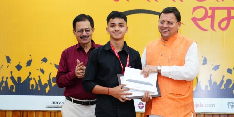 मुख्यमंत्री पुष्कर सिंह धामी ने मुख्यमंत्री आवास में मेधावी छात्रों को किया सम्मानित