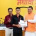 मुख्यमंत्री पुष्कर सिंह धामी ने मुख्यमंत्री आवास में मेधावी छात्रों को किया सम्मानित