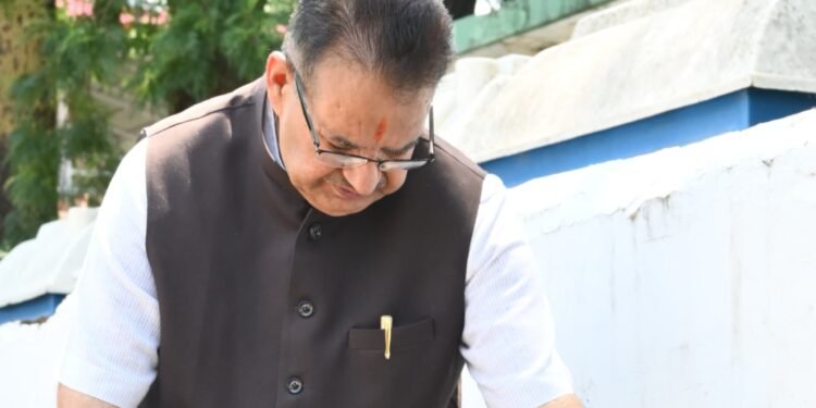 विश्व पर्यावरण दिवस पर एक पेड़ मां के नाम अभियान के तहत फलदार पौधों का रोपण करते कृषि मंत्री गणेश जोशी