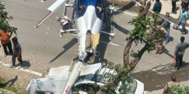 टेक ऑफ के समय हेली में आई तकनीकी खराबी, एहतियातन सड़क पर करवाई लैंडिंग
