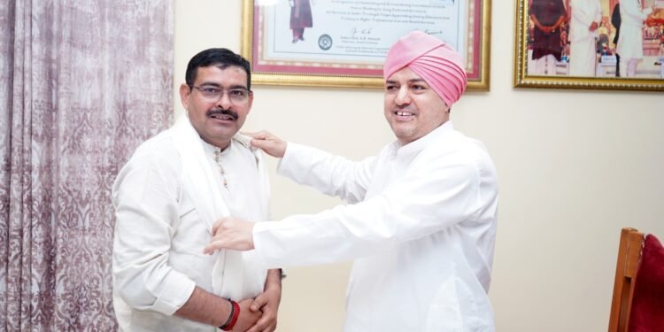 परमवीर चक्र विजेता योगेन्द्र सिंह यादव ने श्री दरबार साहिब में टेका माथा