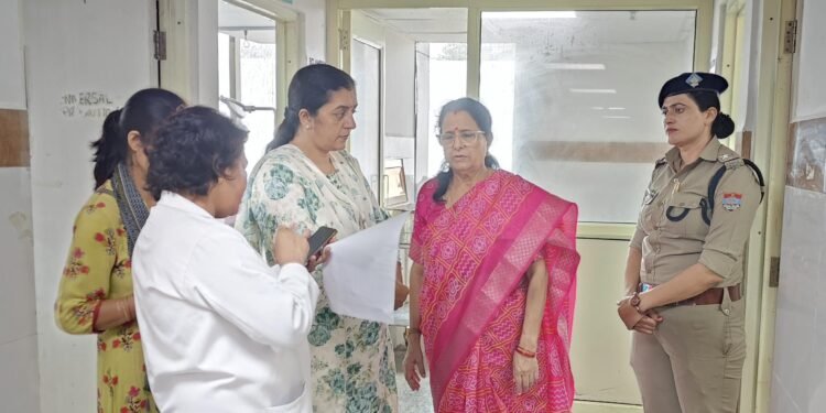 पीड़िता से मिलने पहुंची राज्य महिला आयोग की अध्यक्ष, आरोपियों के विरुद्ध कड़ी कार्रवाई के निर्देश