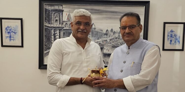 केंद्रीय पर्यटन एवं संस्कृति मंत्री गजेंद्र सिंह शेखावत से शिष्टाचार भेंट करते कृषि मंत्री गणेश जोशी