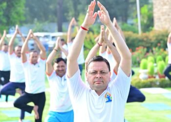 मुख्यमंत्री आवास परिसर में योगाभ्यास किया गया