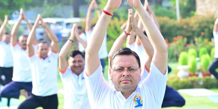 मुख्यमंत्री आवास परिसर में योगाभ्यास किया गया