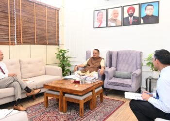 सैनिक कल्याण विभाग की बैठक लेते सैनिक कल्याण मंत्री गणेश जोशी