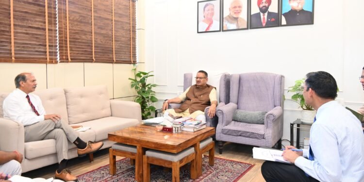 सैनिक कल्याण विभाग की बैठक लेते सैनिक कल्याण मंत्री गणेश जोशी