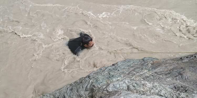  घोलतीर बस दुर्घटना : SDRF का व्यापक सर्च ऑपरेशन जारी