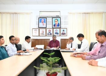 कारगिल विजय दिवस की तैयारियों को लेकर समीक्षा करते सैनिक कल्याण मंत्री गणेश जोशी