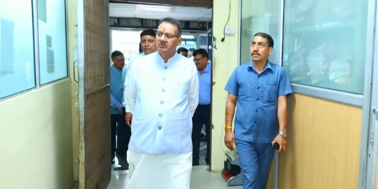 सैनिक कल्याण मंत्री गणेश जोशी ने उपनल (उत्तराखंड पूर्व सैनिक कल्याण निगम लिमिटेड) के मुख्य कार्यालय का औचक निरीक्षण किया