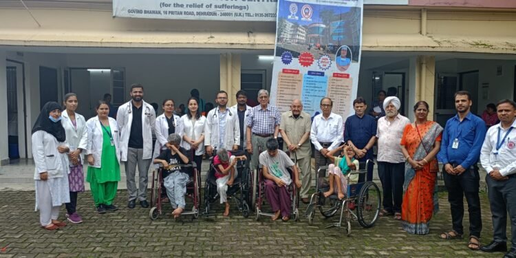 श्री महंत इन्दिरेश अस्पताल द्वारा चैशायर होम्स में निःशुल्क स्वास्थ्य शिविर का आयोजन