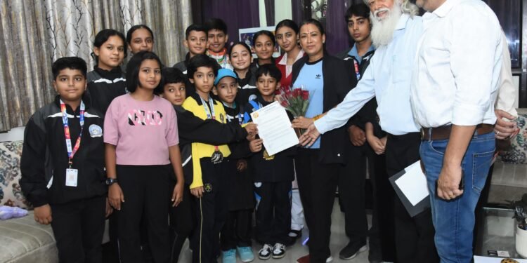 पदक विजेताओं को खेल मंत्री ने किया सम्मानित