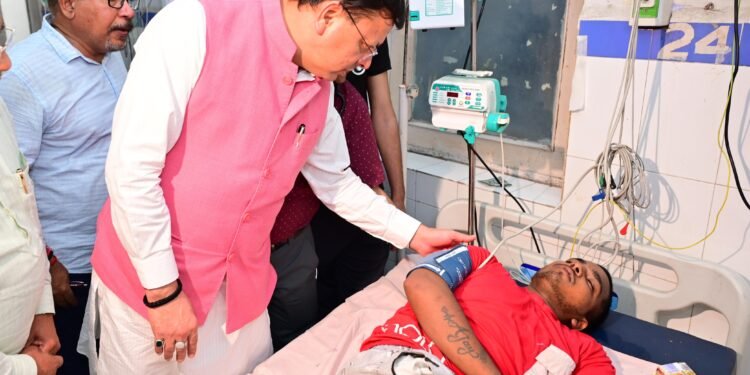 मुख्यमंत्री पुष्कर सिंह धामी पहुंचे हरिद्वार, मनसा देवी हादसे में घायल लोगों से की मुलाकात