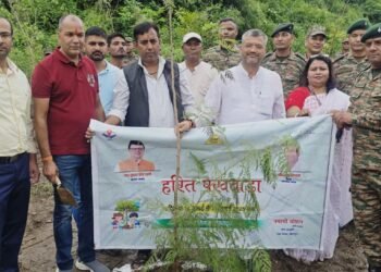 मेयर सौरभ थपलियाल ने आर्मी/सेना जवानों संग किया पौधारोपण